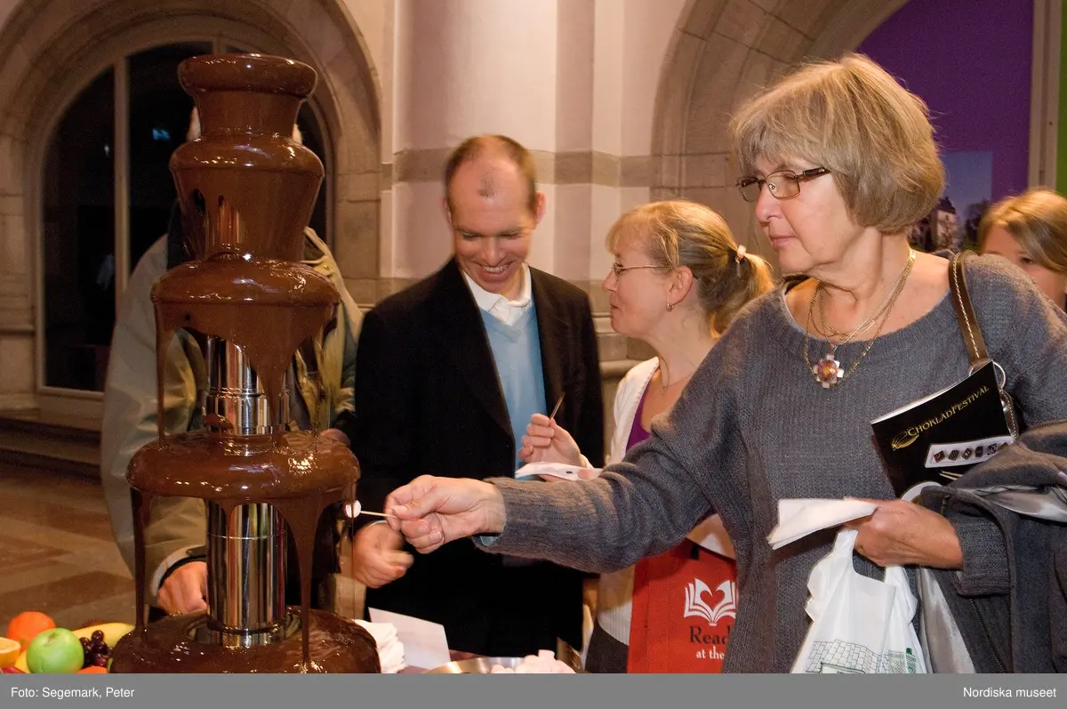 Chokladfestivalen på Nordiska museet 2009. Vinnare av utmärkelsen Årets konditor 2009 Conrad Tyrsén. Initiativtagare och arrangör Magnus Johansson.
