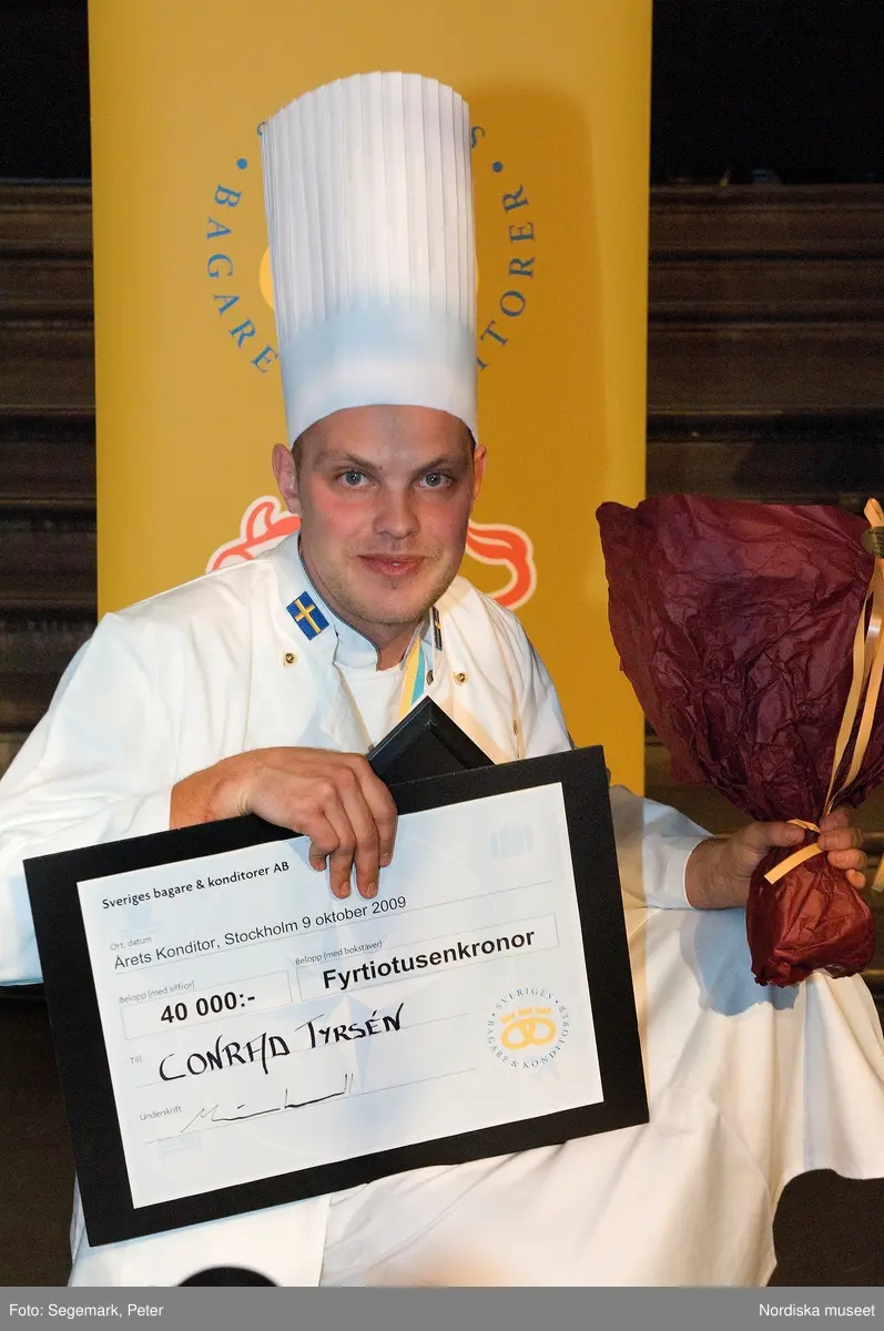 Chokladfestivalen på Nordiska museet 2009. Vinnare av utmärkelsen Årets konditor 2009 Conrad Tyrsén. Initiativtagare och arrangör Magnus Johansson.