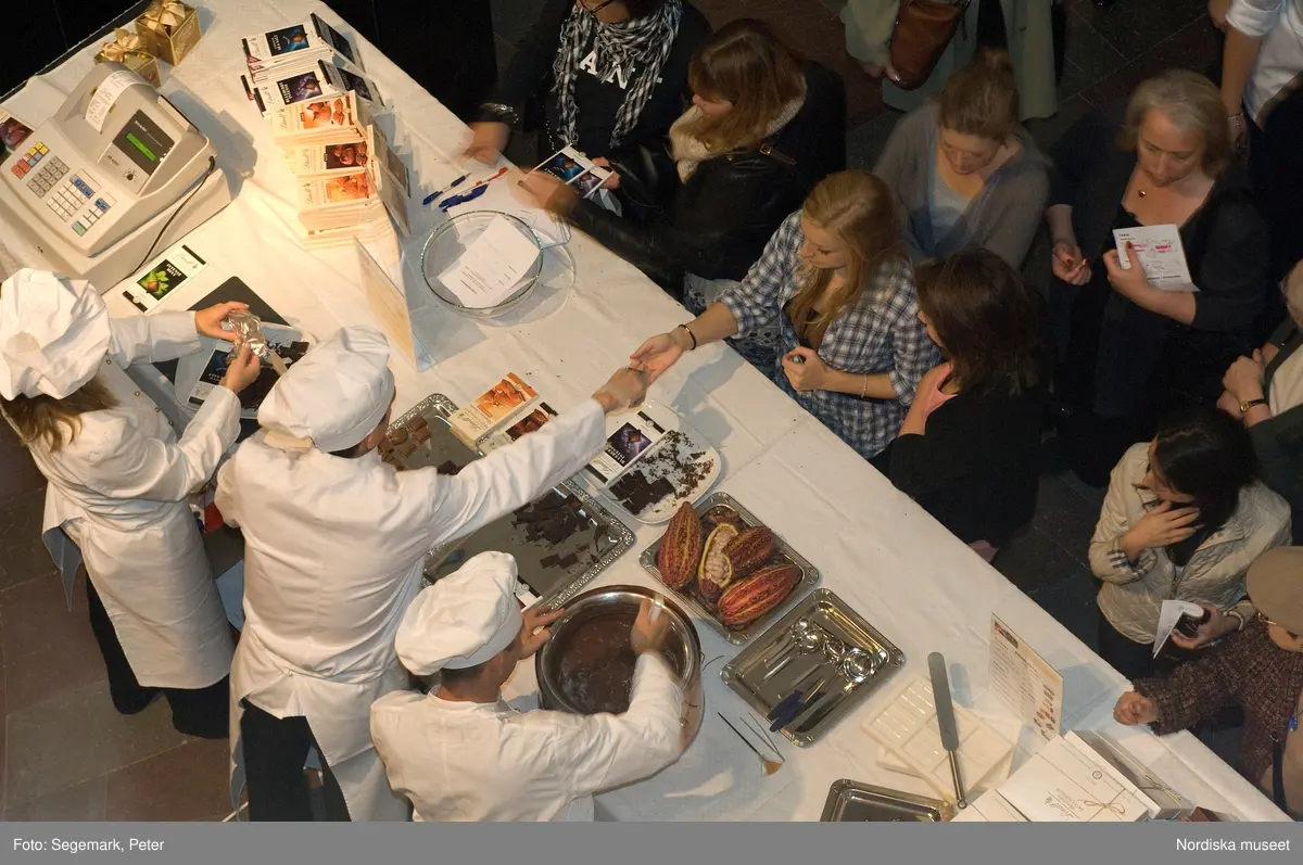 Chokladfestivalen på Nordiska museet 2009. Vinnare av utmärkelsen Årets konditor 2009 Conrad Tyrsén. Initiativtagare och arrangör Magnus Johansson.