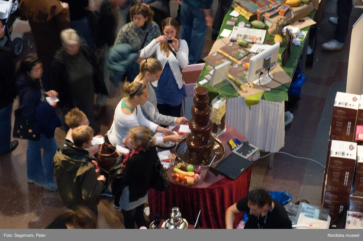 Chokladfestivalen på Nordiska museet 2009. Vinnare av utmärkelsen Årets konditor 2009 Conrad Tyrsén. Initiativtagare och arrangör Magnus Johansson.