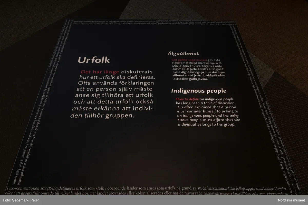 Utställningsdokumentation: Sápmi. Bildserie som illustrerar hur utställningen var utformad och uppställd i museet, fotograferad strax innan den plockades ned i februari 2022.