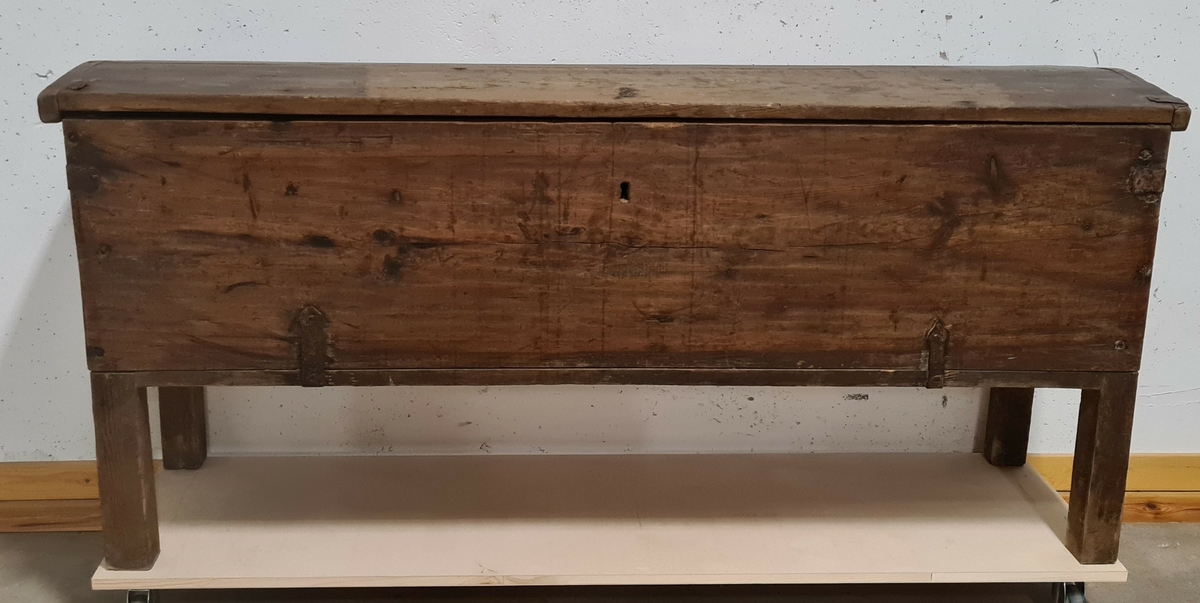 Rotekista med kupigt lock, försedd med fötter. Järnhandtag vid smaländarna.

Använd vid förvaring av soldaternas utrustning.

Från Tvålstad, Rölanda sn, Dalsland.

Fotografi nr. pos. 84.