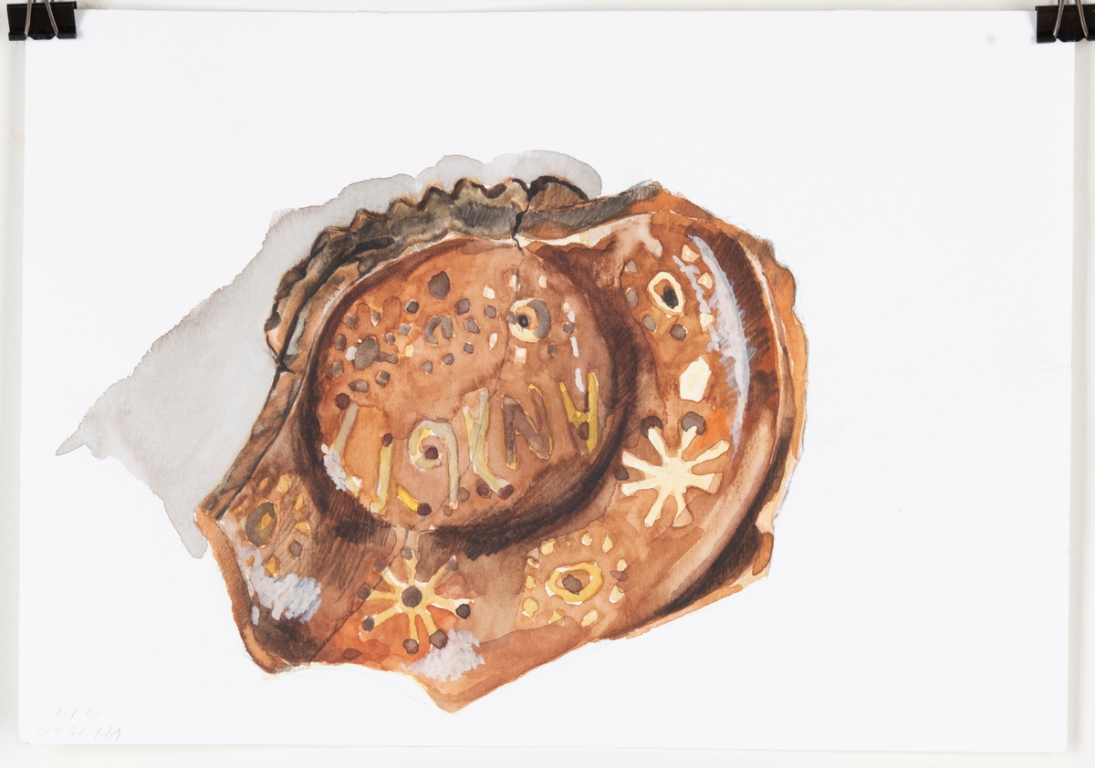 Lerskål, med delar av sidorna borta. In- och utvändig glacyr tegelfärgad med dekor i gult och grönt. Utsidans dekor bestående av ränder i gult , insidans av ringar och stjärnor i gult och grönt. I botten står " AN 1674 " i samma färger. Botten i ytterkanten prydd med uddar och utanpå konvex vilket tyder på att skålen varit försedd med fötter, efter vilka även märken finnes. Tre hopsatta skärvor.