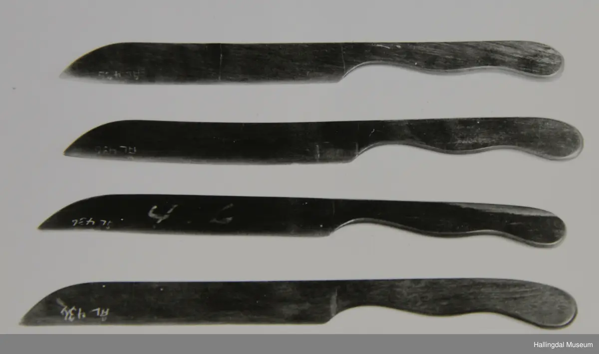 4 kniver i horn. Bladet har nesten rett egg. Skaftet er nesten rett på motsett side av egga, på same side som egga er det noko ujamt, slik at skaftet er breidast ytst, smalnar så, deretter breidare og deretter smalare att.