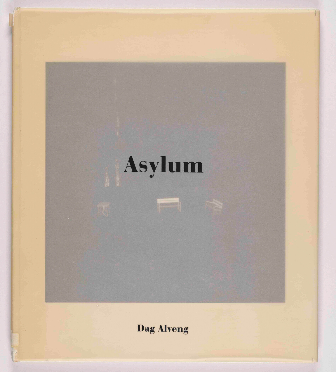 Fotobok gitt ut i 1986 av Koks forlag i samarbeid med private Preus fotomuseum. Illustrert med fotografier tatt på natten når fotograf Dag Alveng var nattevakt ved psykiatrisk institusjon, i tidsrommet 1979-1982. Design av boka er av Per Maning. Gitt ut i 400 eksemplarer.
