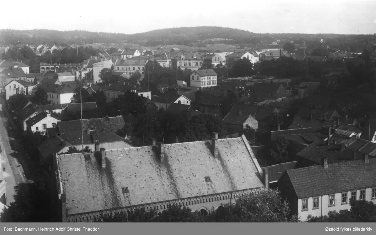 Panorama fra kirkespiret i Moss mot øst ca. 1910. Dronningensgate til venstre. Taket foran er Kirkeparken videregående skole.