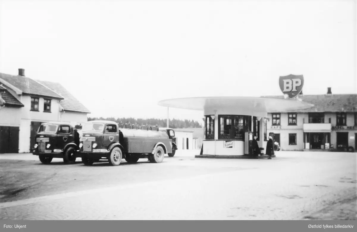 Myrakrysset  i Spydeberg med BP bensinstasjon og to lastebiler - Commer, tankbil til høyrem  ca. 1950-tallet.