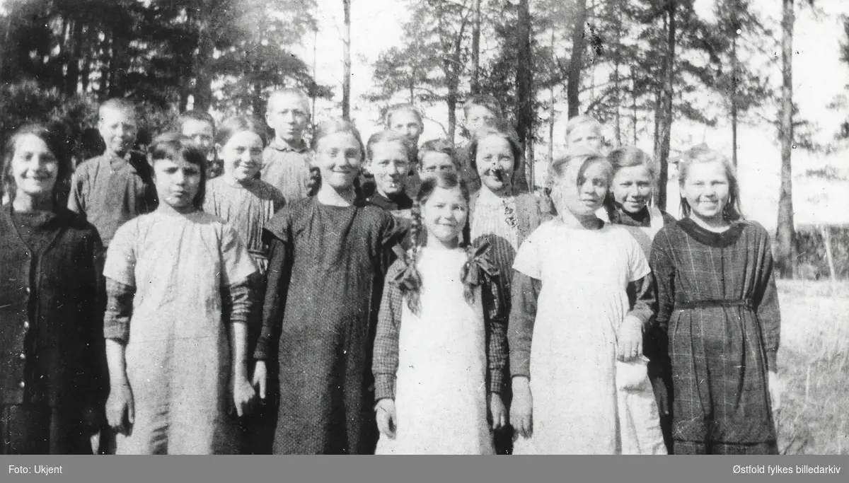 Skoleelever fra Hafslundsøy skole i Tune ca. 1920. Elevene er født ca. 1907-08. Navn med plassering, se bilde 2.