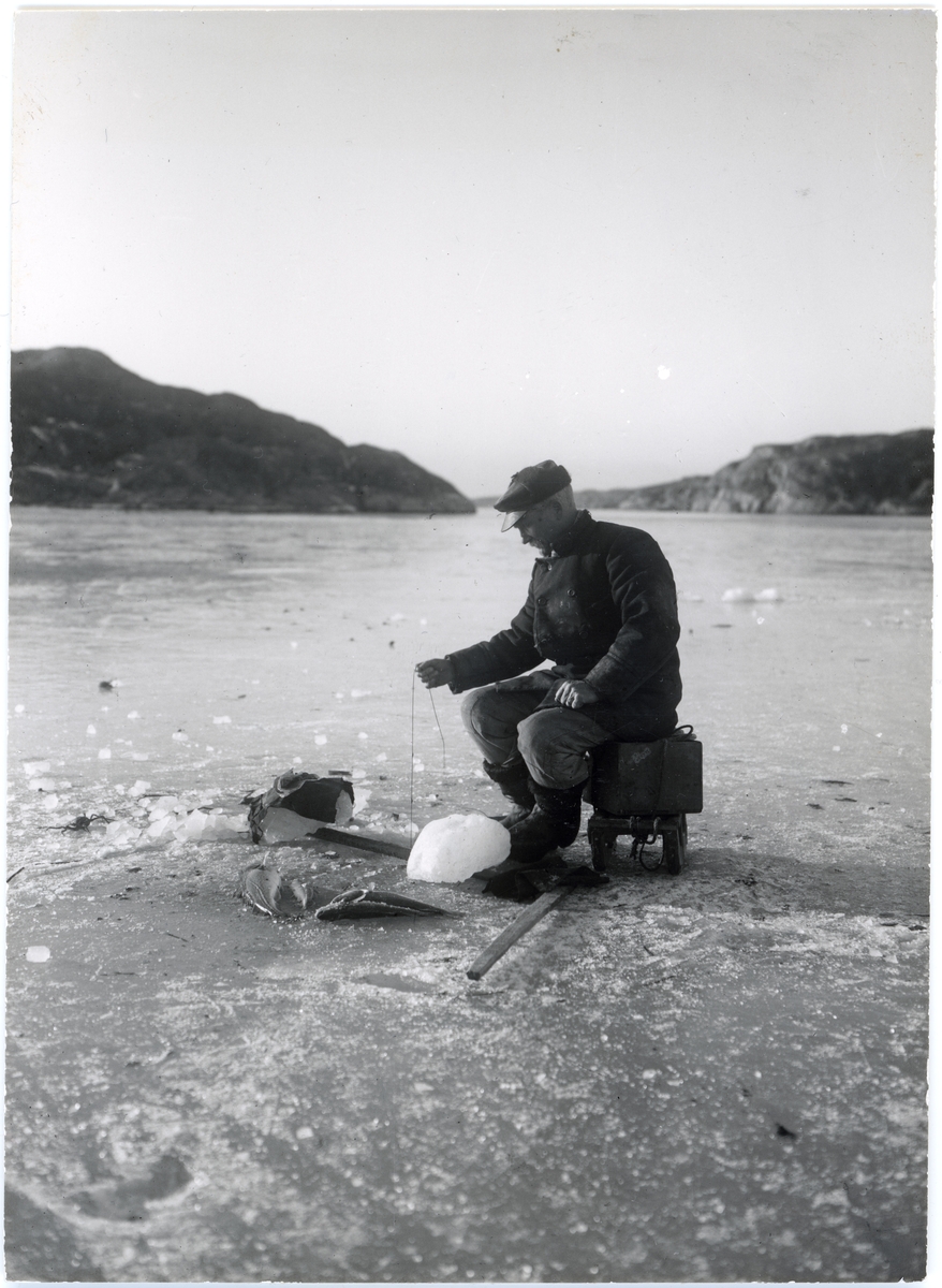 Noterat på kortet: "Bovallstrand."
"Vinterfiske."
"Foto (C16) Dan Samuelsson 1924. Köpt av dens. dec. 1958."