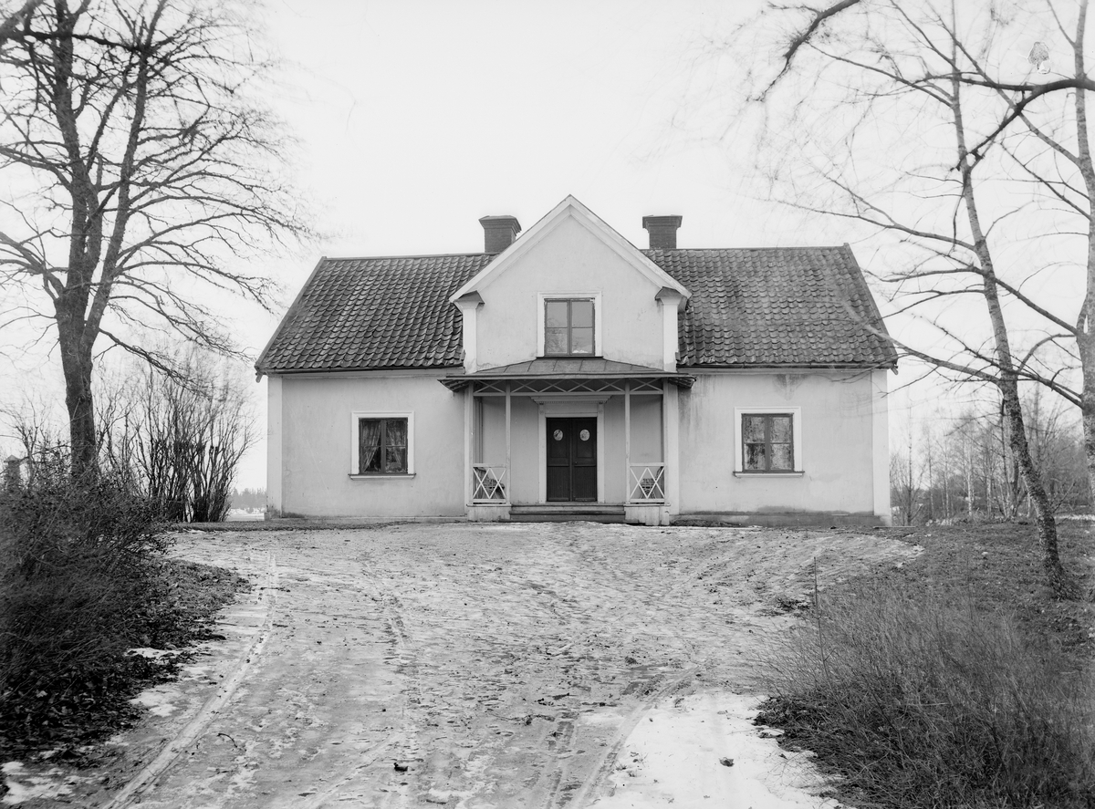 Motiv ur linköpingsfotografen Didrik von Essens samling som länge var oigenkänt men som lyckligtvis lokaliserats. Berga slott i Linköping innan det kunde bära så stolt epitet. "Slottets" kärna består av bildens huskropp som uppfördes av färgaren Jakob Widoff 1832. Färgarens dotter kom att gifta sig med tidningsmannen Carl Fredrik Ridderstad och så långt i historien användes huset som sommarviste för ägarna. Med makarna Ridderstads son Anton Ridderstad som ägare, följde förändringens vindar. Vid mitten av 1880-talet hade den historieintresserade militären grundat Östergötlands fornminnes- och museiförening och i hans planer fanns vidare att förlägga ett Östergötlands museum på gårdens ägor. Av detta blev som bekant en annan lösning men längre bar tanken att vid Berga skapa ett östgötskt friluftsmuseum, vari det ännu existerande Berga minnespark var en del i. Men slottet då! Jo, både ägaren, hans samlingar och idéer tarvade en större och mer ståndsmässig byggnad på platsen. År 1896 lät han därför bygga ut sommarbostaden till den slottsliknande byggnad som ännu består. Bilden är odaterad men 1894/95, möjligen 1896, är tänkbart som en beställning kort före ombyggnaden.