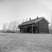 Åsens loftbod under återuppförande i Mjölby hembygdsgård 1938. Boden stod ursprungligen vid hemmanet Åsen i Västra Harg och uppges där varit rest år 1779.