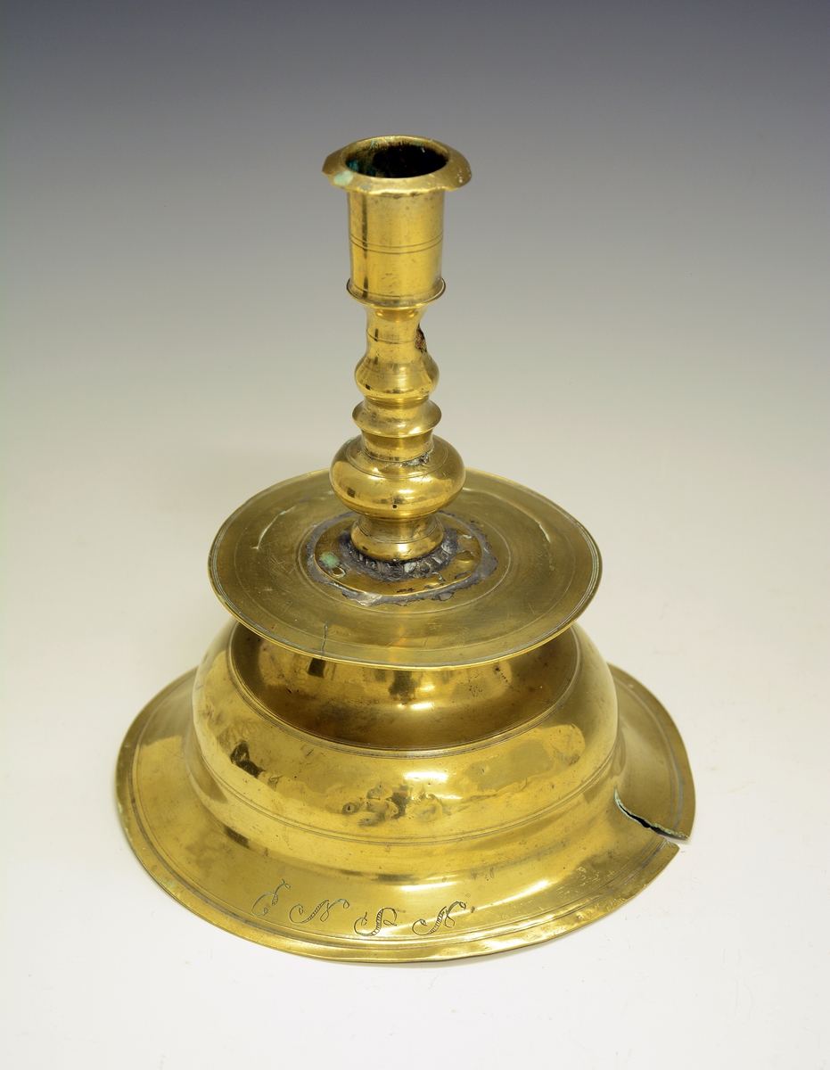 Alterstake av messing. Type omtrent som Wallem fig. 85-86. (Har pipen hørt til en annen stake?). Årstall 1681 (falskt, rimeligvis hugget av sælgeren. (R. Berge)).