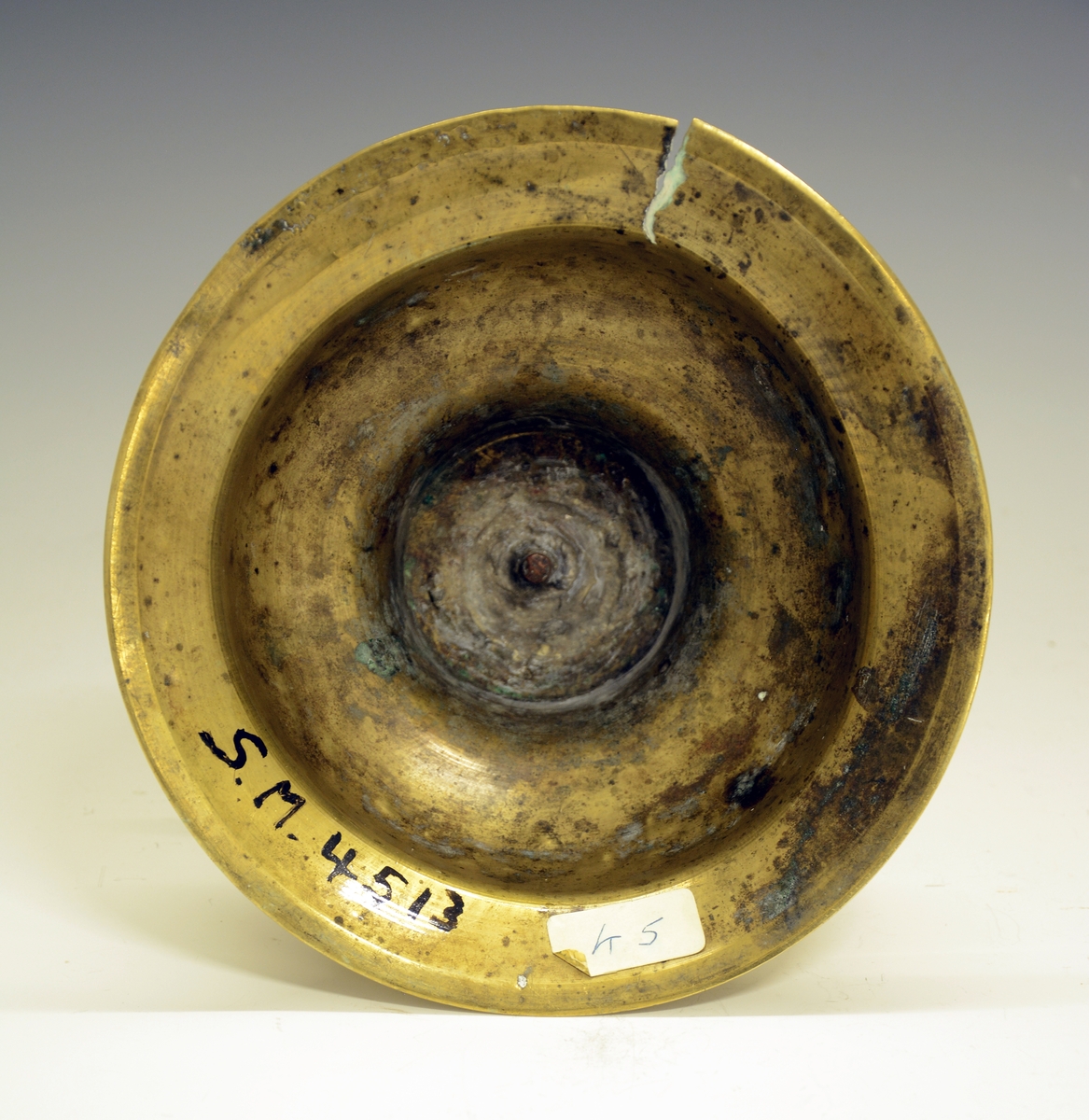 Alterstake av messing. Type omtrent som Wallem fig. 85-86. (Har pipen hørt til en annen stake?). Årstall 1681 (falskt, rimeligvis hugget av sælgeren. (R. Berge)).