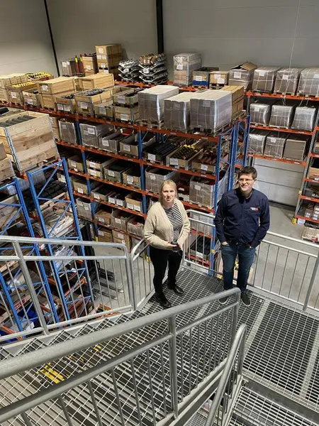 Nordic Bulk har også et betydelig ettermarked, og her viser Atle Maudal fram noe av lagerbeholdningen til bergindustriarkivets Ingrid Nøstberg (Foto: Bergindustriarkivet)