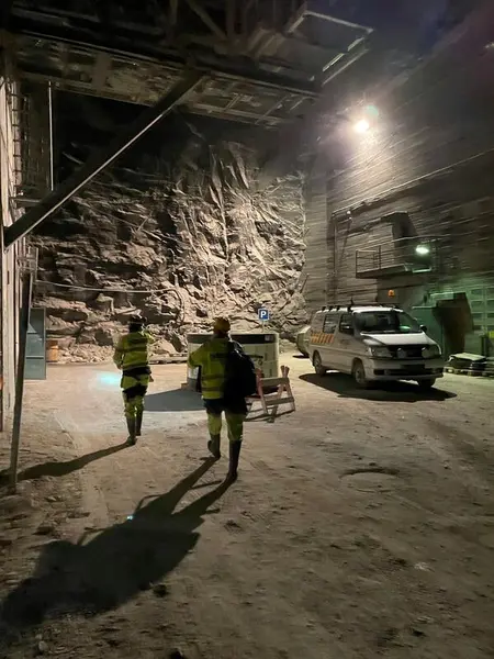 På vei til Norcems arkivrom i gruva.