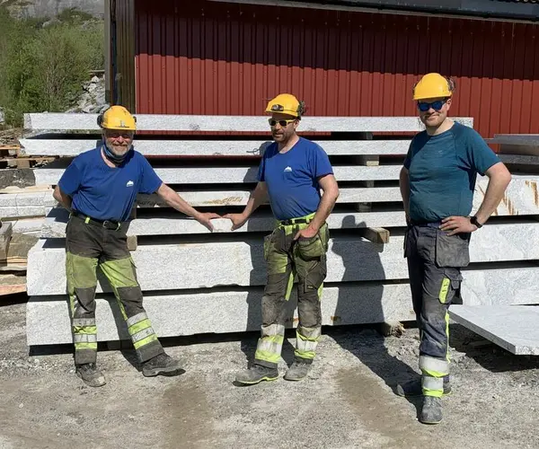 Daglig leder, Vidar Johansen, sammen med to av medarbeiderne i Evjen Granitt AS.