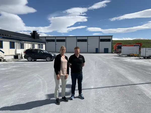 Daglig leder i Brønnøy Kalk AS, Raymond Langfjord, og Ingrid Nøstberg fra Bergindustriarkivet.