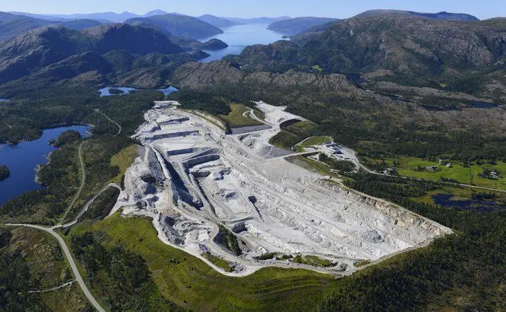 Akselberg gruve, Brønnøy Kalk.