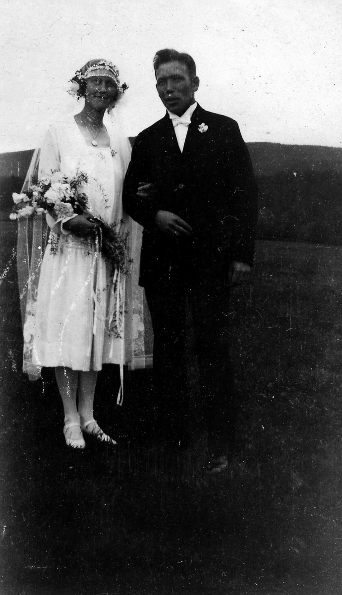 Brudeparet er Ottar Kristian Nilssen og Johanna Helgesen Nilssen. Bryllupet sto 09.09.1927