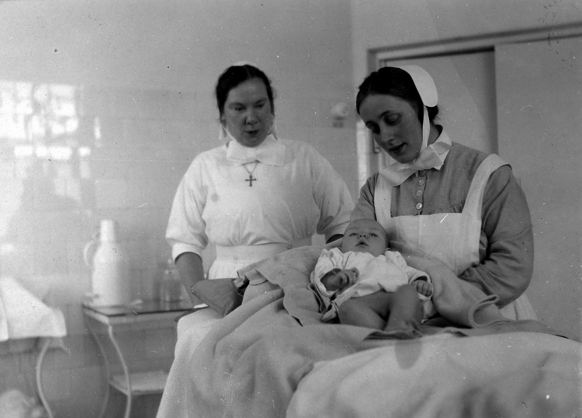 Portrett av kvinner med ett barn. Fra sykehuset i Tromsø i 1930.