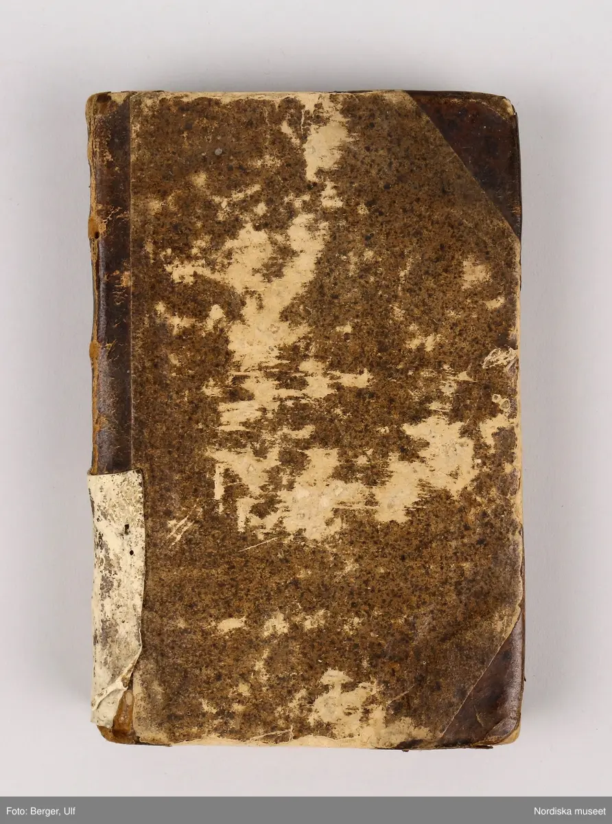 Kokbok av Maria Elzberg (1751) med titeln:  
Försök til en pålitelig matrednings-bok, eller Upriktig beskrifning på allehanda matlagning, med hwad thertil hörer, såsom then nu för tiden är brukelig uti the förnämste hof-kök, utan then förr wanlige tilsatts af en myckenhet krydder. Jemte en upsats på rätters indelning til måltider, theras upsättande på borden, och om betjänandet therwid. Af M.E.B. Stockholm, tryckt uti kongl. tryckeriet, 1751.

Har tillhört författaren Anna Maria Lenngren.