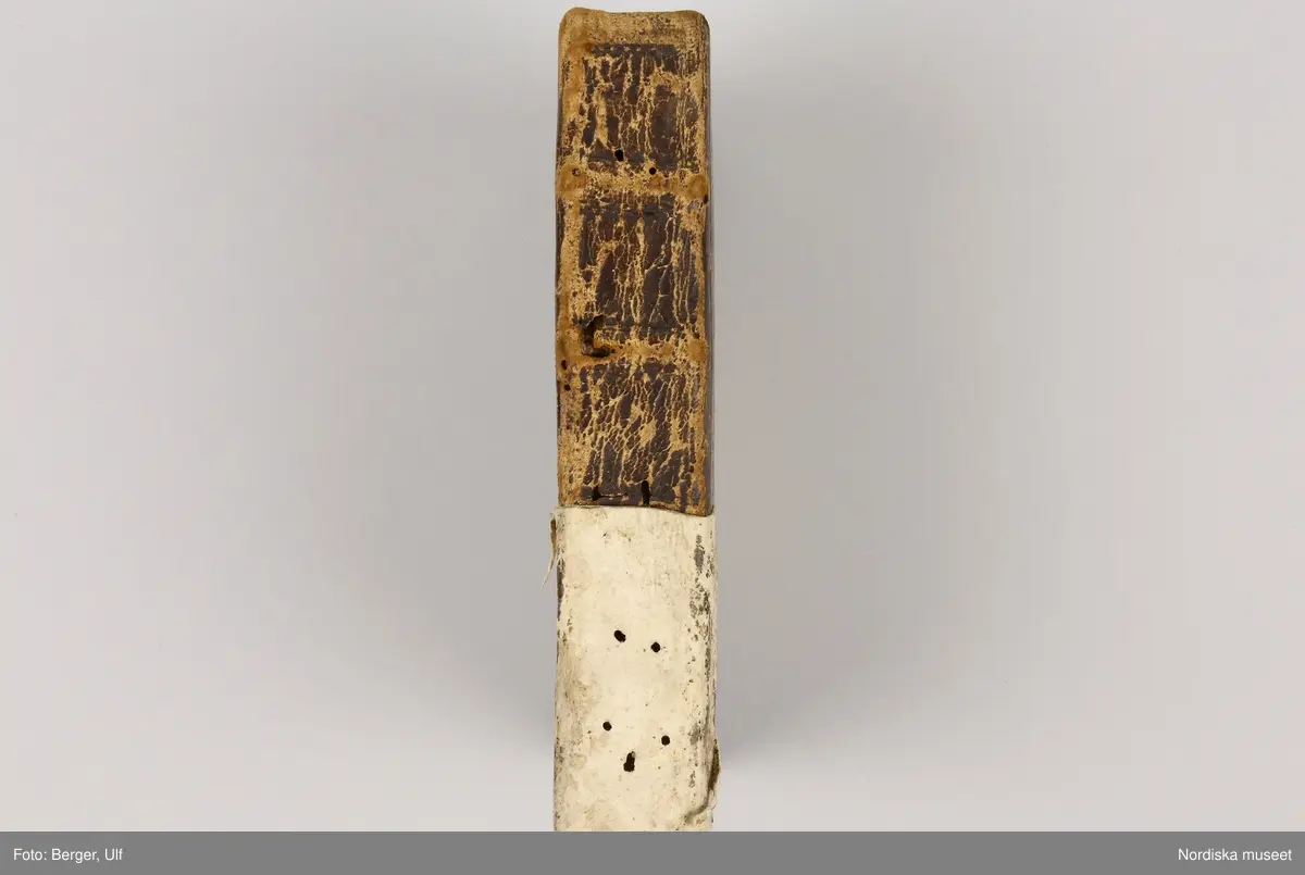 Kokbok av Maria Elzberg (1751) med titeln:  
Försök til en pålitelig matrednings-bok, eller Upriktig beskrifning på allehanda matlagning, med hwad thertil hörer, såsom then nu för tiden är brukelig uti the förnämste hof-kök, utan then förr wanlige tilsatts af en myckenhet krydder. Jemte en upsats på rätters indelning til måltider, theras upsättande på borden, och om betjänandet therwid. Af M.E.B. Stockholm, tryckt uti kongl. tryckeriet, 1751.

Har tillhört författaren Anna Maria Lenngren.