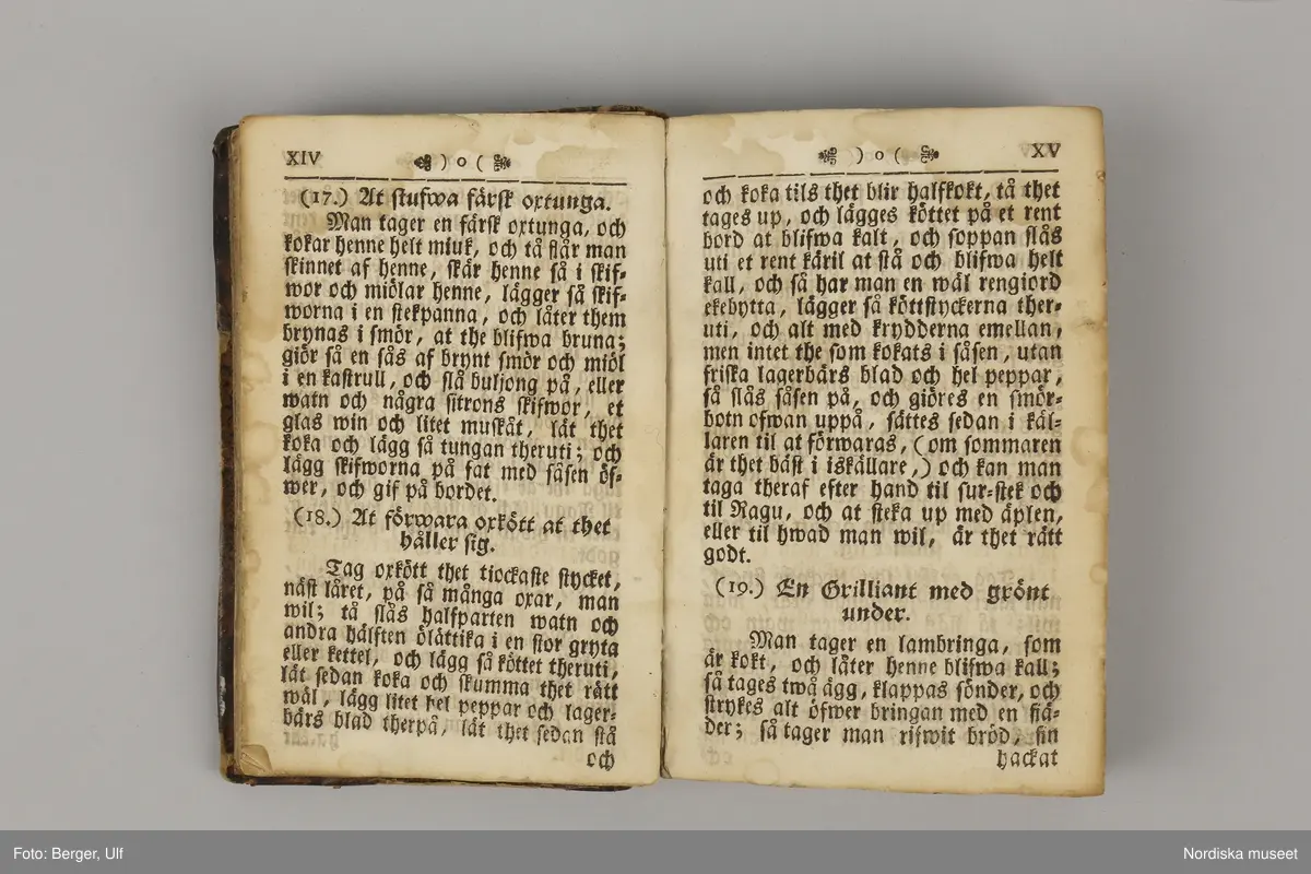 Kokbok av Maria Elzberg (1751) med titeln:  
Försök til en pålitelig matrednings-bok, eller Upriktig beskrifning på allehanda matlagning, med hwad thertil hörer, såsom then nu för tiden är brukelig uti the förnämste hof-kök, utan then förr wanlige tilsatts af en myckenhet krydder. Jemte en upsats på rätters indelning til måltider, theras upsättande på borden, och om betjänandet therwid. Af M.E.B. Stockholm, tryckt uti kongl. tryckeriet, 1751.

Har tillhört författaren Anna Maria Lenngren.