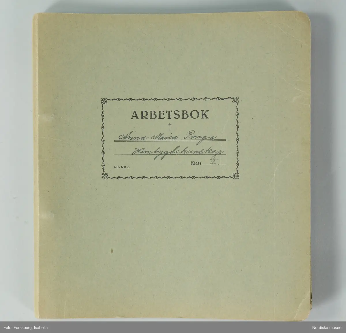 Huvudliggaren:
"+ Arbetsböcker, 8 st, gröngrå pappomslag; ämnen Hembygdskunskap, nomadkunskap, naturlära, geografi, historia; årtal 1939; namn på framsidan: 'Anna Maria Ponga, Johannes Nutti, Lars Tomma, Nils Henrik Valksapää, Nils Anders Ponga, Ella Ponga, Ola Blind, Anders Omma'. G[åva] 1/7 1966 [av] Svenska Skolmuseet, Stockholm."