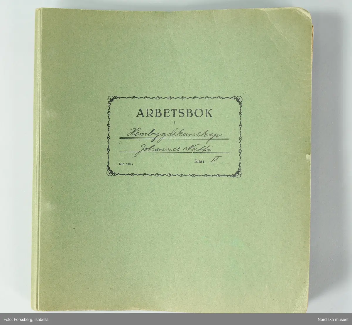 Huvudliggaren:
"+ Arbetsböcker, 8 st, gröngrå pappomslag; ämnen Hembygdskunskap, nomadkunskap, naturlära, geografi, historia; årtal 1939; namn på framsidan: 'Anna Maria Ponga, Johannes Nutti, Lars Tomma, Nils Henrik Valksapää, Nils Anders Ponga, Ella Ponga, Ola Blind, Anders Omma'. G[åva] 1/7 1966 [av] Svenska Skolmuseet, Stockholm."