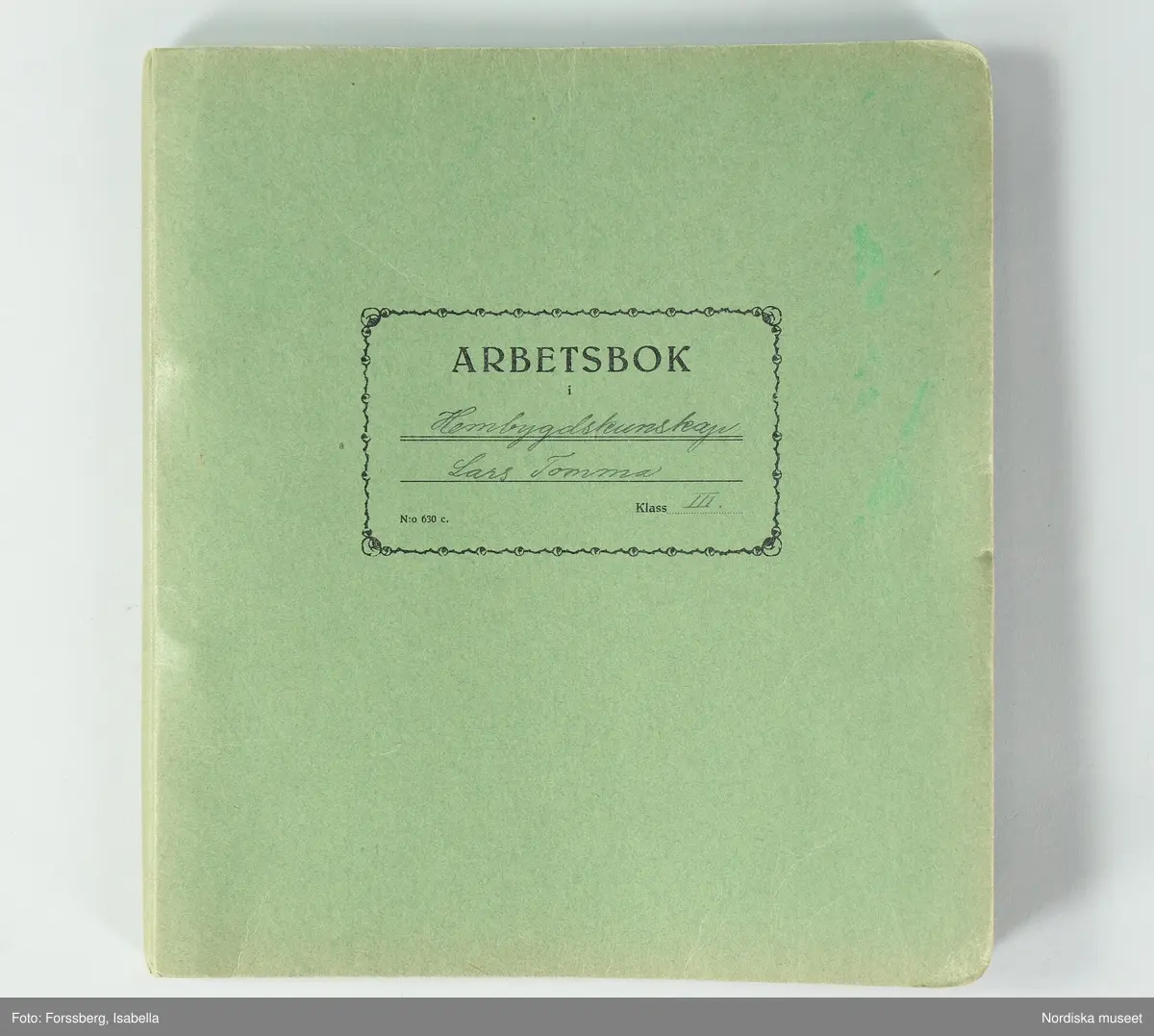 Huvudliggaren:
"+ Arbetsböcker, 8 st, gröngrå pappomslag; ämnen Hembygdskunskap, nomadkunskap, naturlära, geografi, historia; årtal 1939; namn på framsidan: 'Anna Maria Ponga, Johannes Nutti, Lars Tomma, Nils Henrik Valksapää, Nils Anders Ponga, Ella Ponga, Ola Blind, Anders Omma'. G[åva] 1/7 1966 [av] Svenska Skolmuseet, Stockholm."