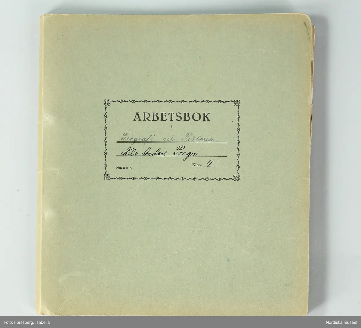 Huvudliggaren:
"+ Arbetsböcker, 8 st, gröngrå pappomslag; ämnen Hembygdskunskap, nomadkunskap, naturlära, geografi, historia; årtal 1939; namn på framsidan: 'Anna Maria Ponga, Johannes Nutti, Lars Tomma, Nils Henrik Valksapää, Nils Anders Ponga, Ella Ponga, Ola Blind, Anders Omma'. G[åva] 1/7 1966 [av] Svenska Skolmuseet, Stockholm."