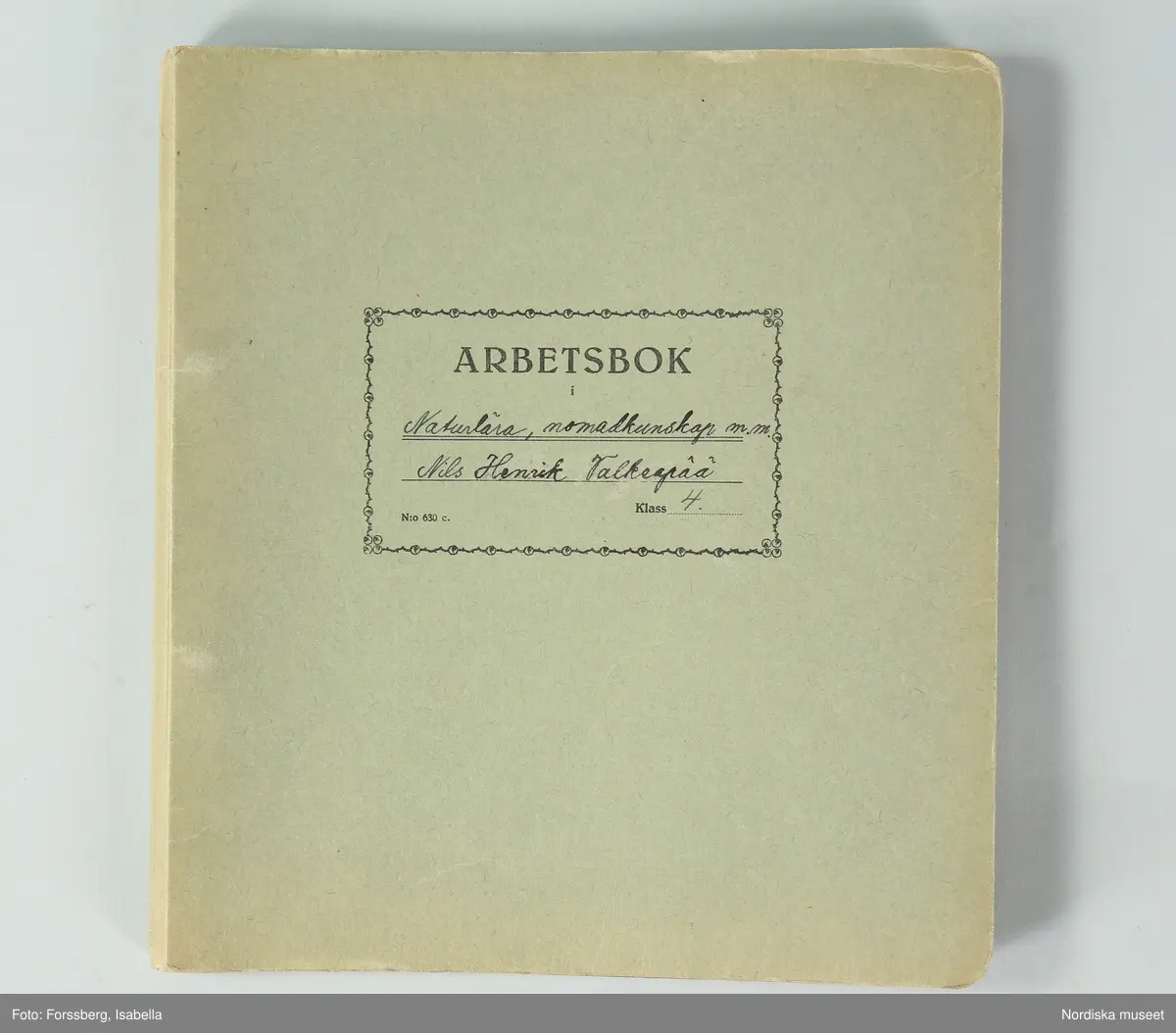 Huvudliggaren:
"+ Arbetsböcker, 8 st, gröngrå pappomslag; ämnen Hembygdskunskap, nomadkunskap, naturlära, geografi, historia; årtal 1939; namn på framsidan: 'Anna Maria Ponga, Johannes Nutti, Lars Tomma, Nils Henrik Valksapää, Nils Anders Ponga, Ella Ponga, Ola Blind, Anders Omma'. G[åva] 1/7 1966 [av] Svenska Skolmuseet, Stockholm."
