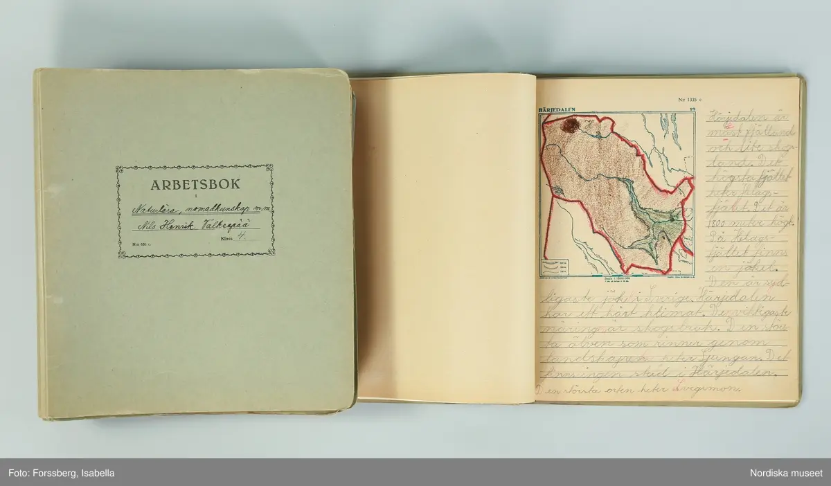 Huvudliggaren:
"+ Arbetsböcker, 8 st, gröngrå pappomslag; ämnen Hembygdskunskap, nomadkunskap, naturlära, geografi, historia; årtal 1939; namn på framsidan: 'Anna Maria Ponga, Johannes Nutti, Lars Tomma, Nils Henrik Valksapää, Nils Anders Ponga, Ella Ponga, Ola Blind, Anders Omma'. G[åva] 1/7 1966 [av] Svenska Skolmuseet, Stockholm."
