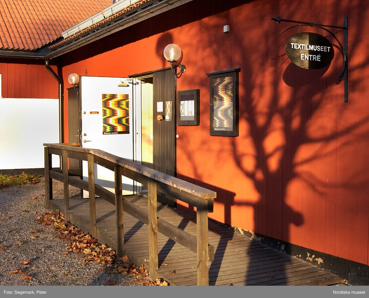 Utställningsdokumentation: Kuddar på Högbo textilmuseum år 2003.