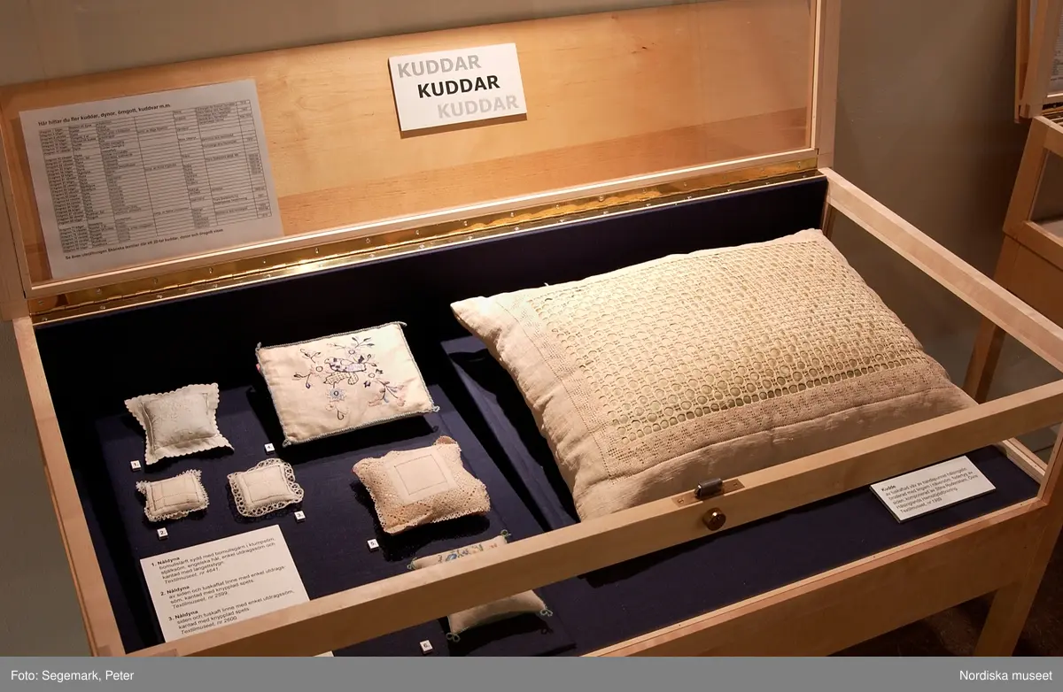 Utställningsdokumentation: Kuddar på Högbo textilmuseum år 2003.