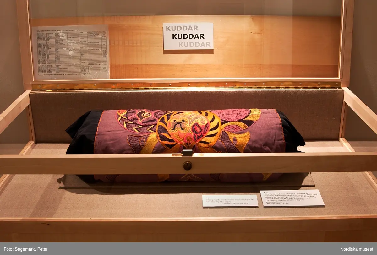 Utställningsdokumentation: Kuddar på Högbo textilmuseum år 2003.