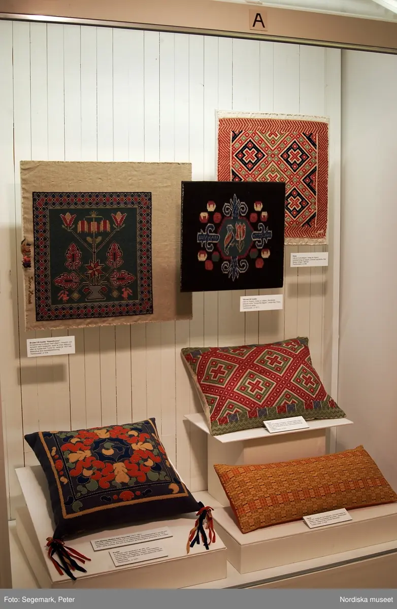 Utställningsdokumentation: Kuddar på Högbo textilmuseum år 2003.