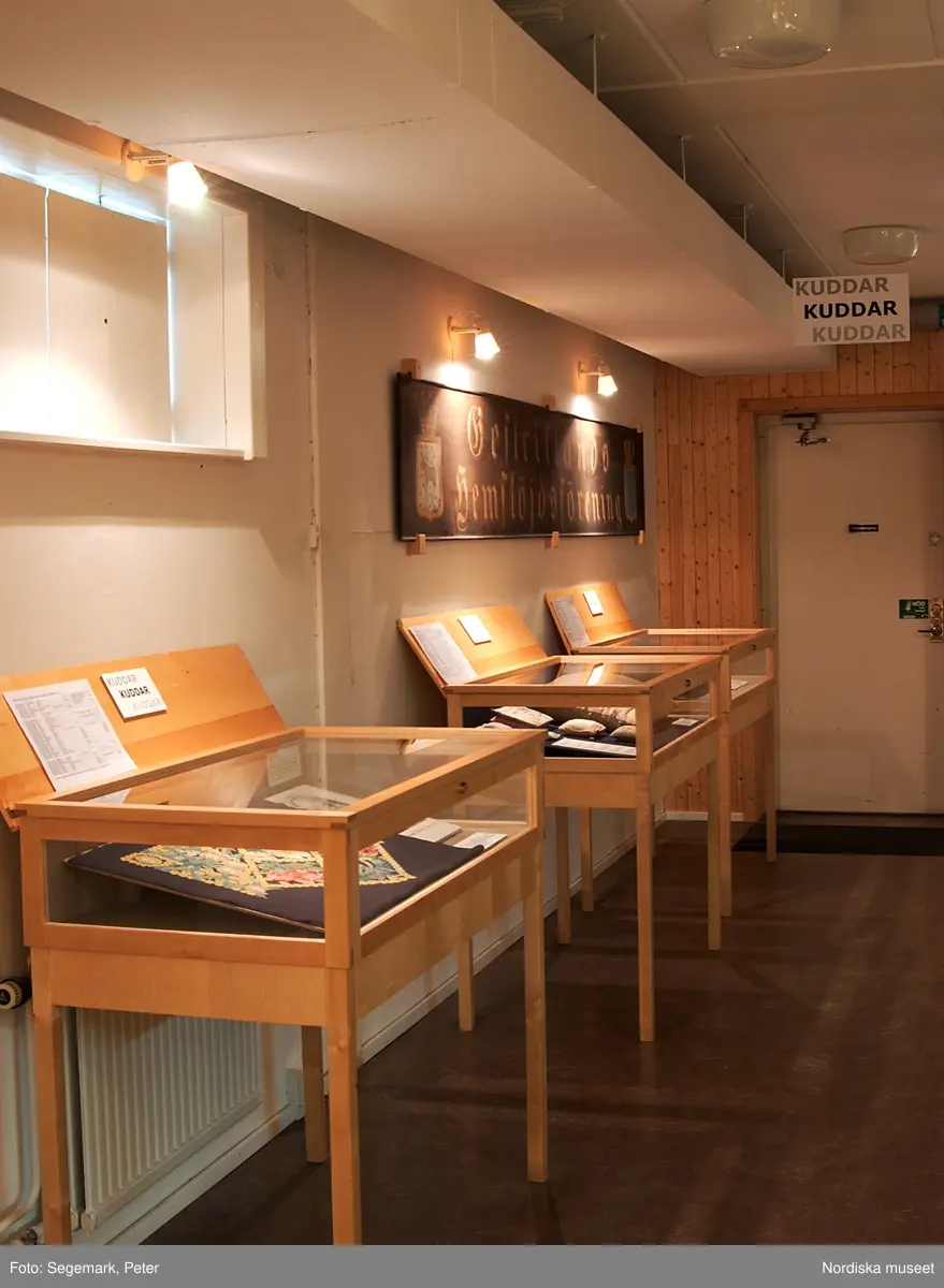 Utställningsdokumentation: Kuddar på Högbo textilmuseum år 2003.