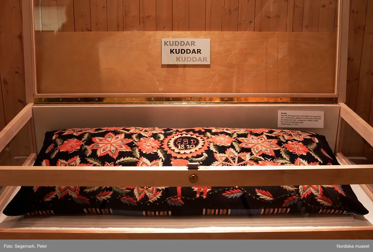 Utställningsdokumentation: Kuddar på Högbo textilmuseum år 2003.