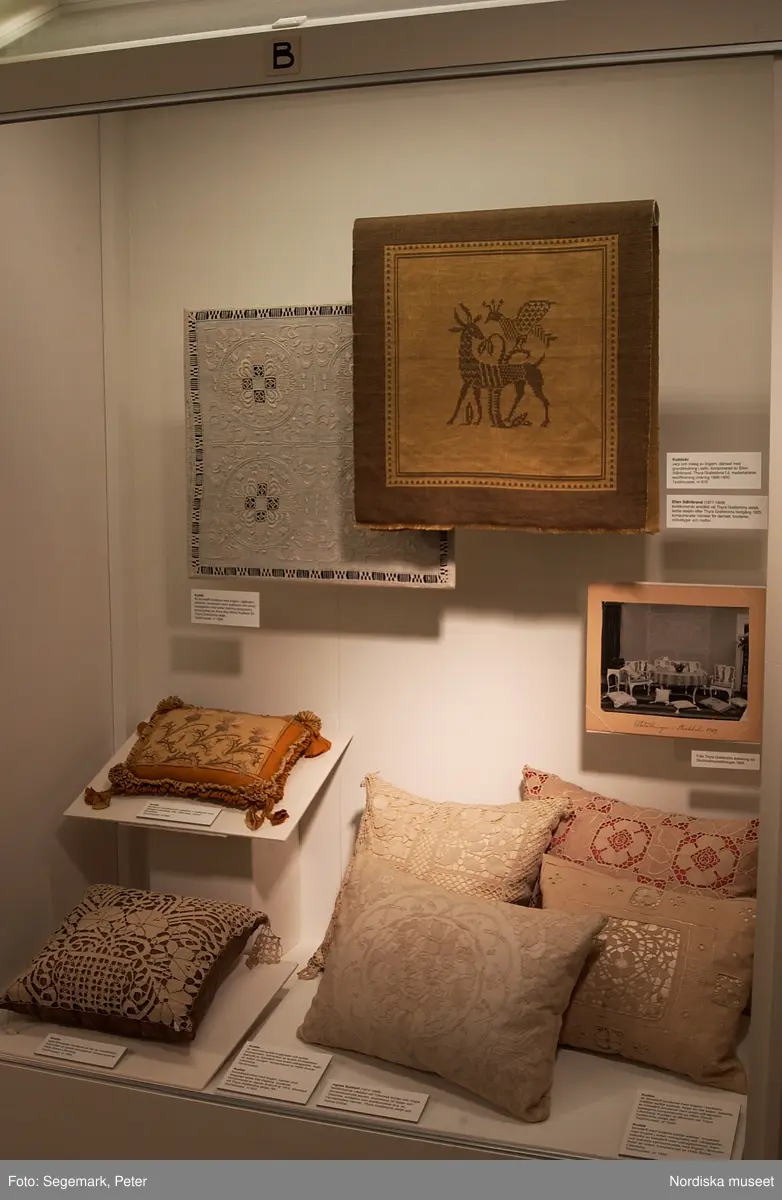 Utställningsdokumentation: Kuddar på Högbo textilmuseum år 2003.