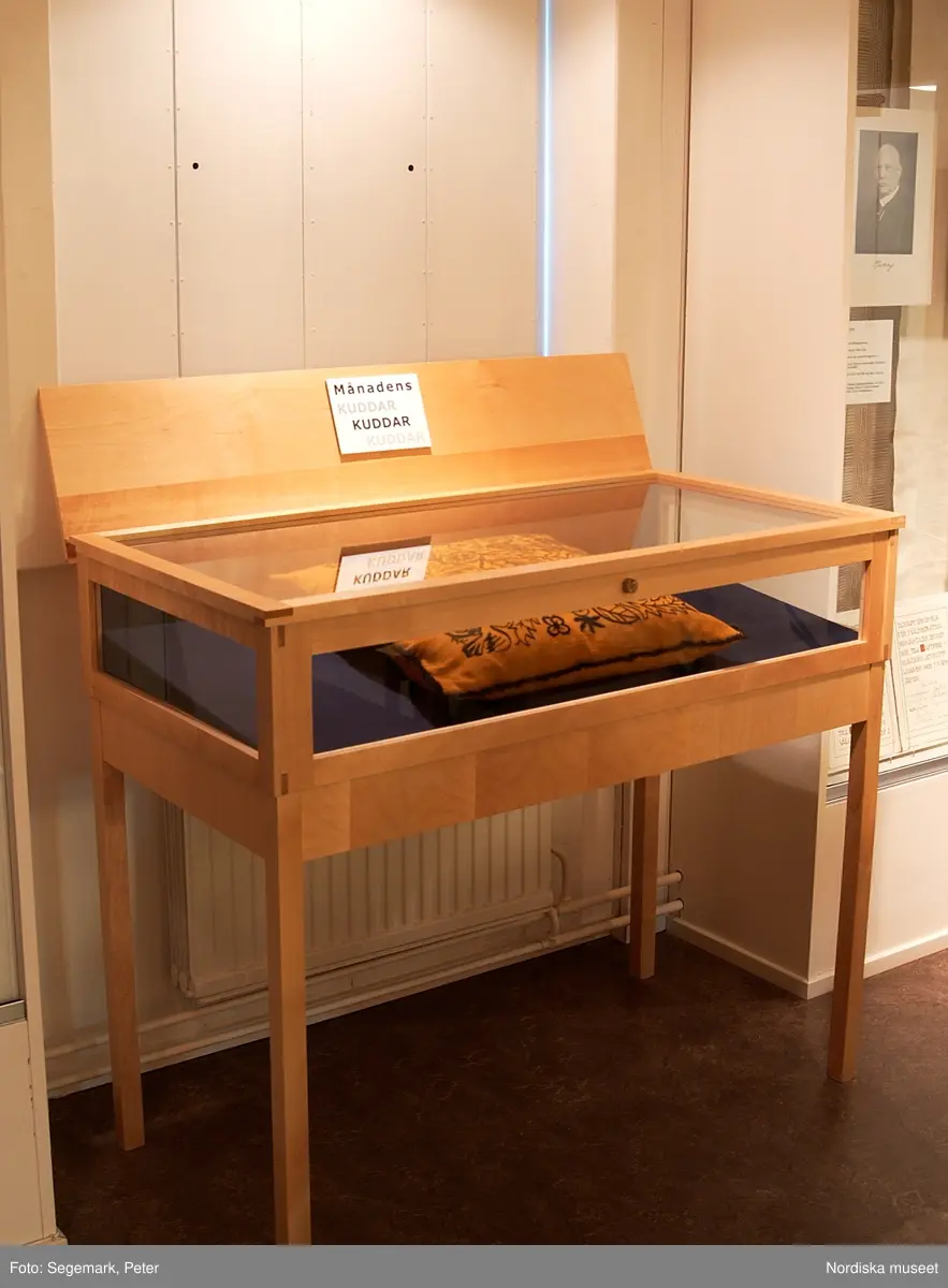 Utställningsdokumentation: Kuddar på Högbo textilmuseum år 2003.