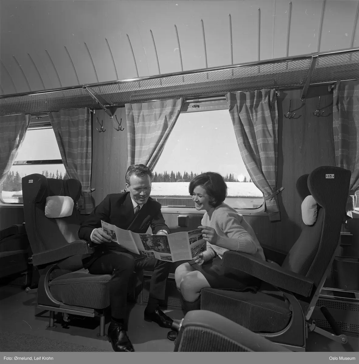 tog, interiør, vogn, kvinne, mann, turistbrosjyre