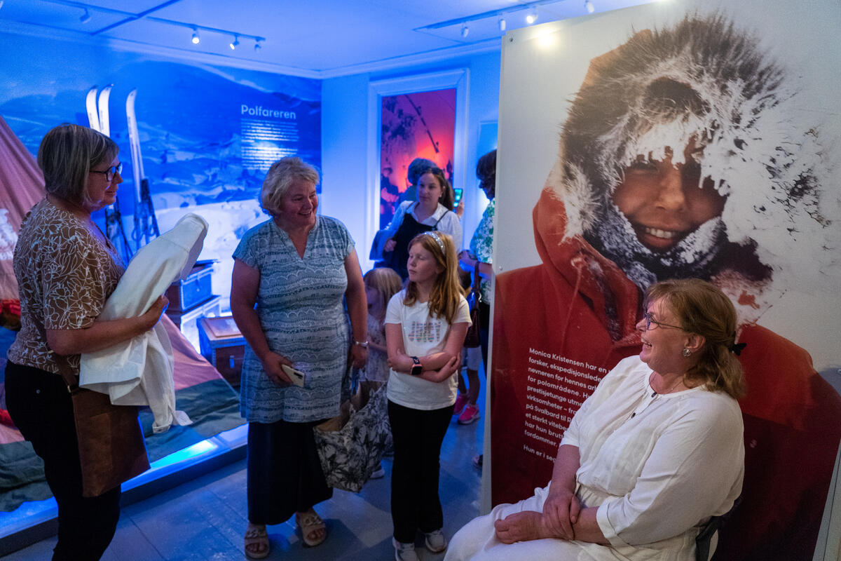 Polfarer og forsker Monica Kristensen fotografert sammen med publikum i utstillingen om hennes liv og virke.