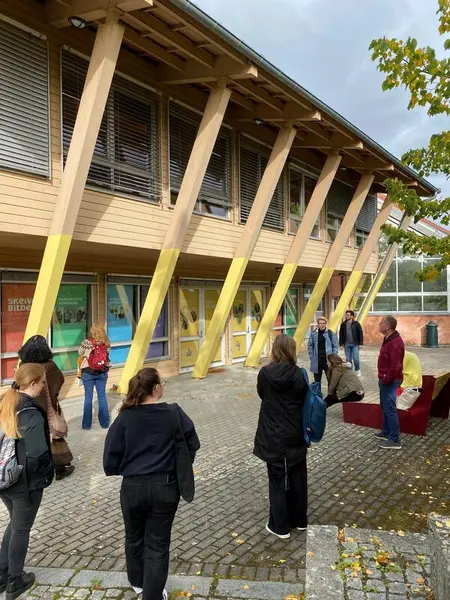 Ungdommer foran fasaden på nedsiden av Kongsvinger museum.