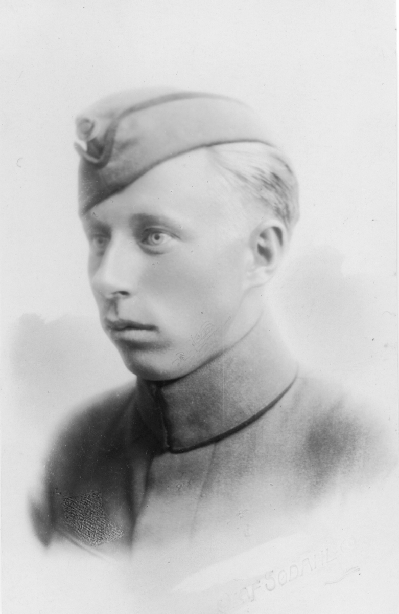 Portrett av ung mann i uniform