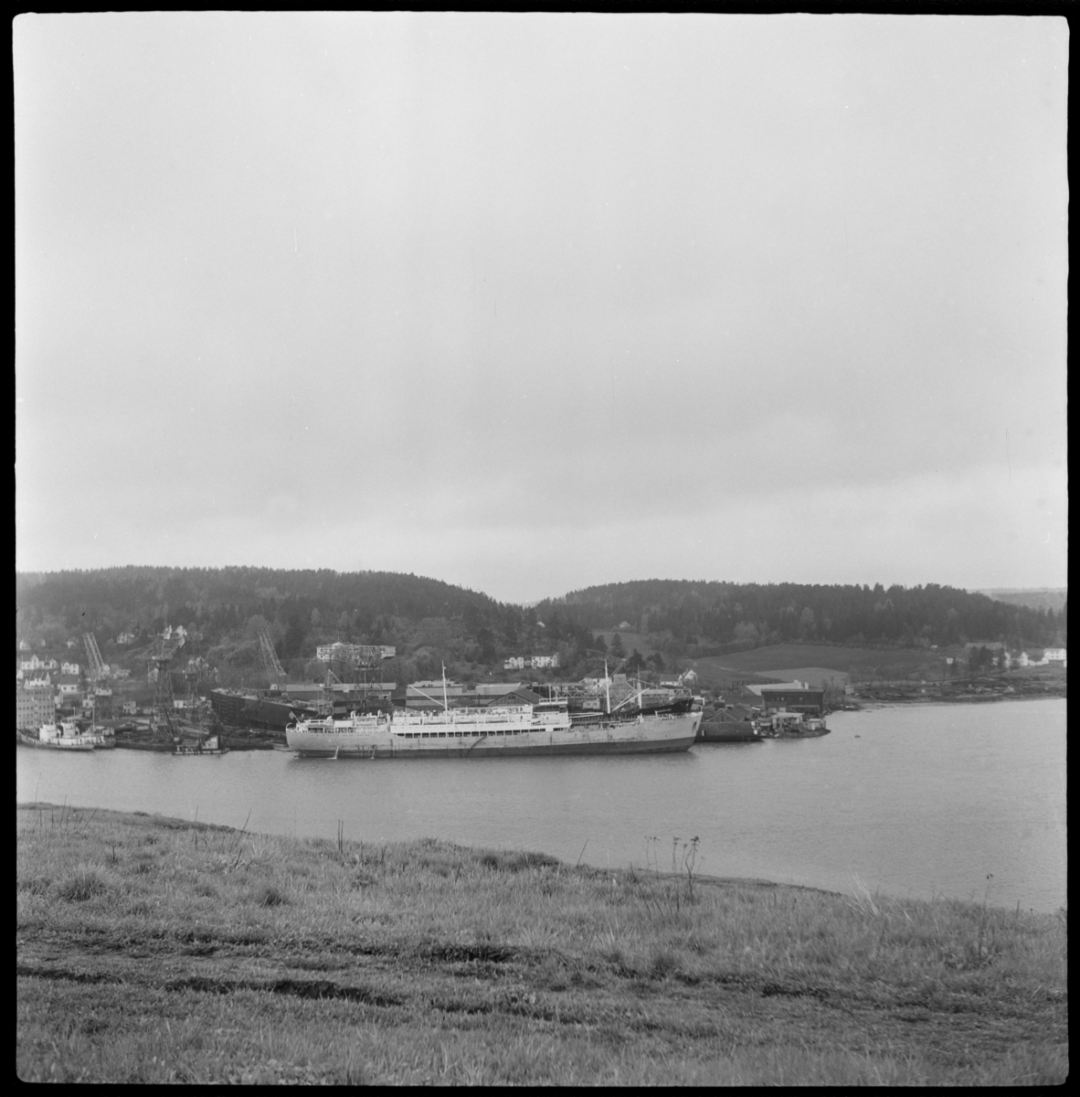 Skip til kai ved Kaldnes Mekaniske Verksted A/S, Tønsberg. Sett mot vest.