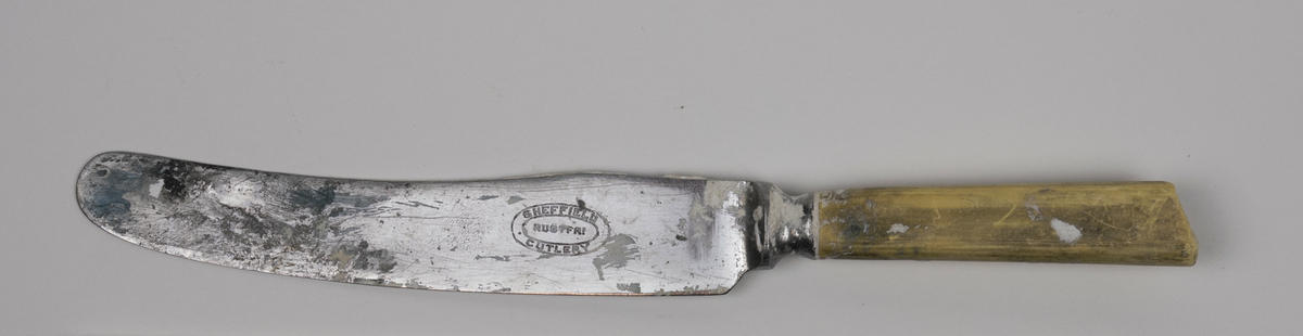 Spisekniv brukt av Nils Aas. Aas skal ha brukt den til arbeid med modellering. Det er rester av gips på knivbladet og på håndtaket. Håndtaket er knekt. 