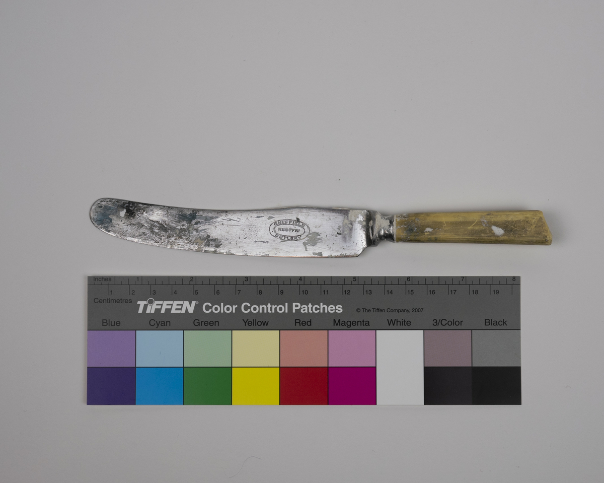 Spisekniv brukt av Nils Aas. Aas skal ha brukt den til arbeid med modellering. Det er rester av gips på knivbladet og på håndtaket. Håndtaket er knekt. 