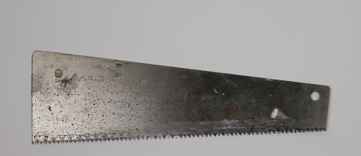 Sagblad brukt til modellering av Nils Aas. Det er rester etter gips på verktøyet. 