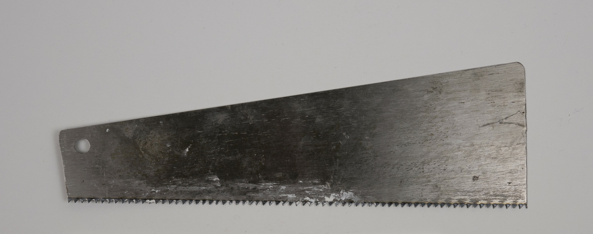 Sagblad brukt til modellering av Nils Aas. Det er rester etter gips på verktøyet. 